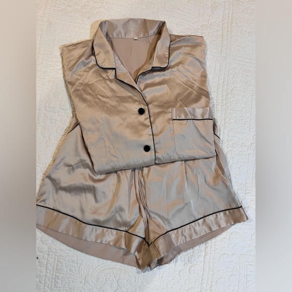 Women’s pajamas size medium - Picture 3 of 6